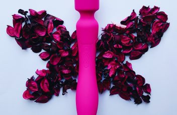 Photo of the Sola Sync Wand Head on a white background. Also showing the metallic pink trim on the wand.