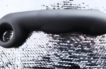 Photo of the Screaming O Scoop Vibrator at an angle to show how it achieves pinpoint stimulation.