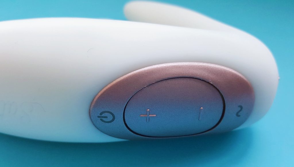Image of the Maia Roxie Crystal Gem Lipstick Vibrator with its lid on. This only shows a cylindrical pink metallic exterior with triangular design.