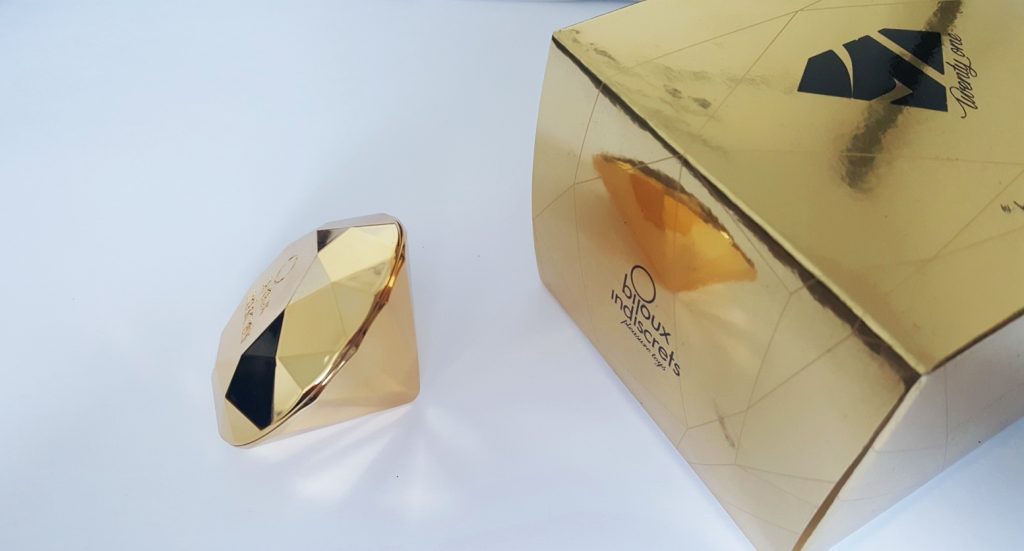 Photo of the Bijoux Indiscrets Twenty One and it's gold cube box.