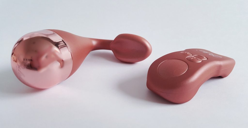 Image of the Belou Vibro-Bullet with its Remote control laid next to it.